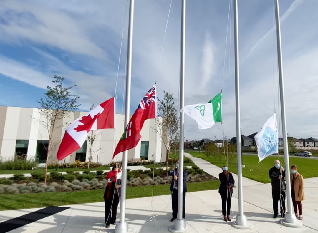 Levée officielle des drapeaux devant l'édifice du Carrefour santé d'Orléans